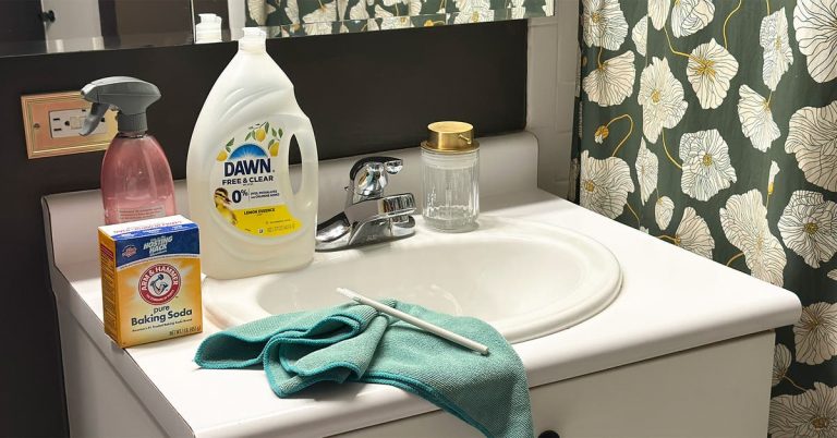 How to Clean a Bathtub and Sink