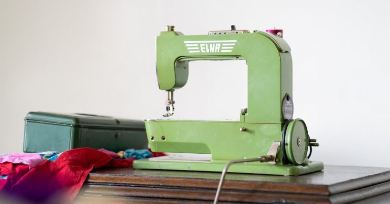 How to Buy a Vintage Sewing Machine